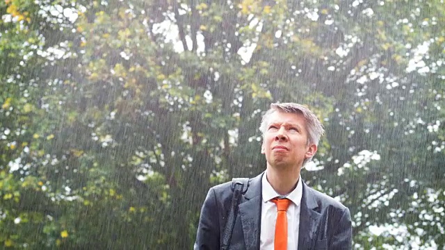 雨中的商人视频素材画面4