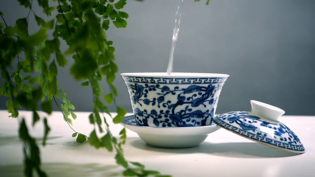 把水倒进茶杯里视频素材画面1