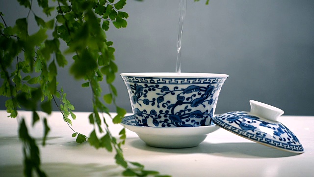 把水倒进茶杯里视频素材画面2