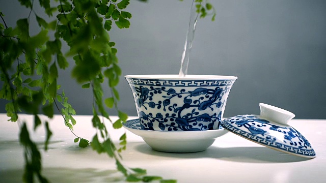 把水倒进茶杯里视频素材画面3