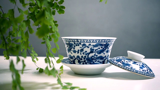 把水倒进茶杯里视频素材画面4
