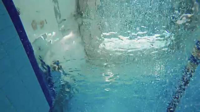 水下-人在游泳池跳水视频素材画面1