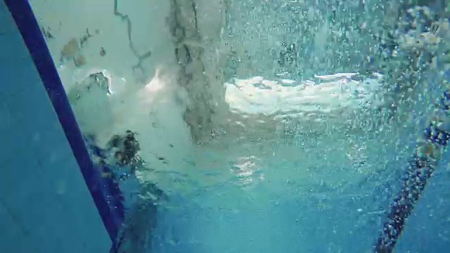 水下-人在游泳池跳水视频素材画面3