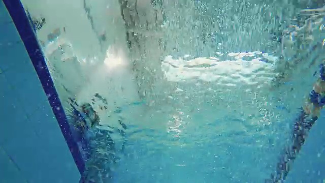 水下-人在游泳池跳水视频素材画面4