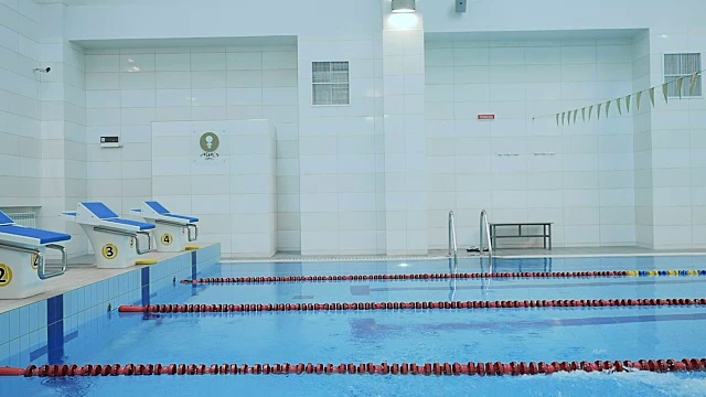 男子跳进游泳池视频素材画面3