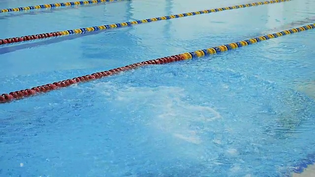男子以慢动作跳入游泳池视频素材画面2