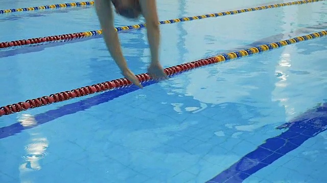 男子以慢动作跳入游泳池视频素材画面3