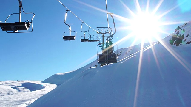 智利法罗内斯冬季山滑雪场的索道滑雪缆车视频素材