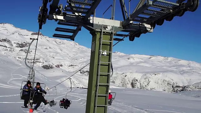 智利法罗内斯冬季山滑雪场的索道滑雪缆车视频素材