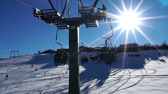 智利法罗内斯冬季山滑雪场的索道滑雪缆车视频素材