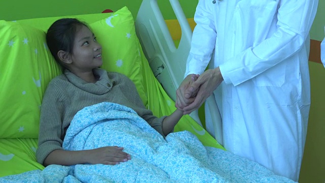 医生和病人视频素材画面2