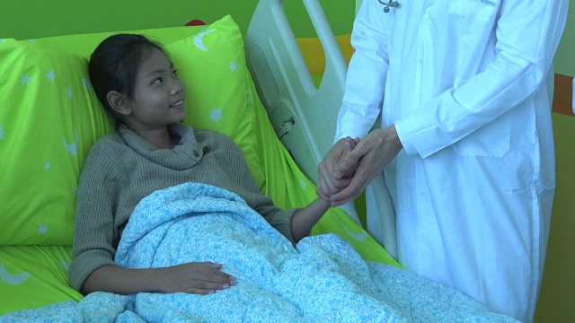 医生和病人视频素材画面4