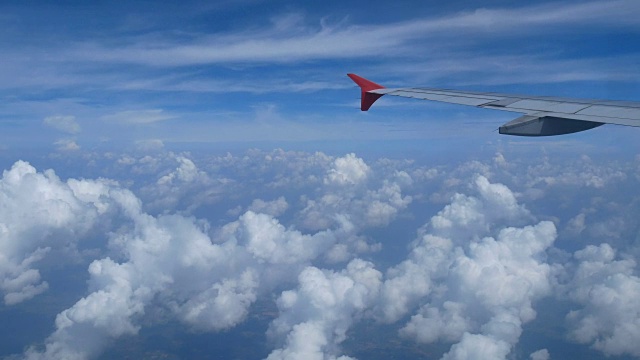 4 k。乘飞机旅行。透过飞机窗口观看。机翼飞机和天空的云视频素材