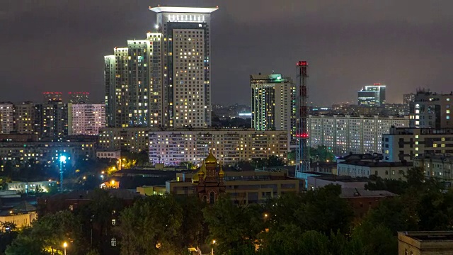 夜间莫斯科的城市景观从屋顶的时间推移。晚上的住宅。屋顶的夜景视频素材