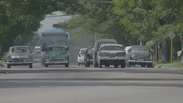 五颜六色的经典汽车在多车道公路上行驶视频素材