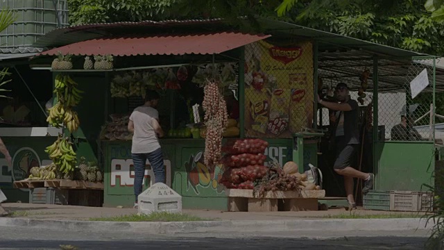 在市场上卖水果的人视频素材