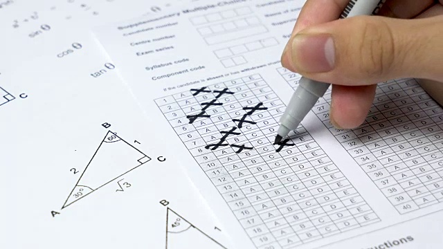 愤怒的小男孩学生在考试期间挤答卷抗议。视频下载