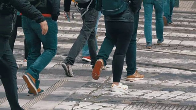 在人行横道上慢动作行走的人群的脚视频素材画面1