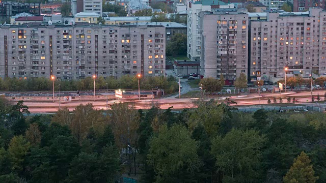 汽车在城市的道路上行驶，从高处俯瞰。视频素材