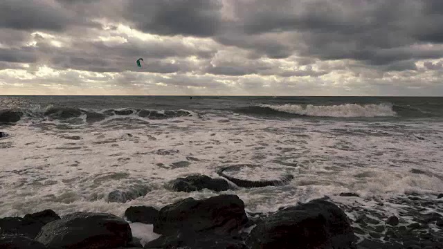 风筝冲浪者在波涛汹涌的海面上冲浪视频素材