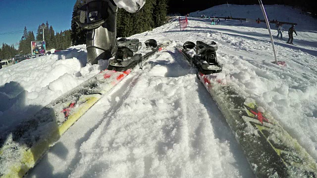 滑雪靴与卡宾滑雪板的近距离拍摄，4K视频素材