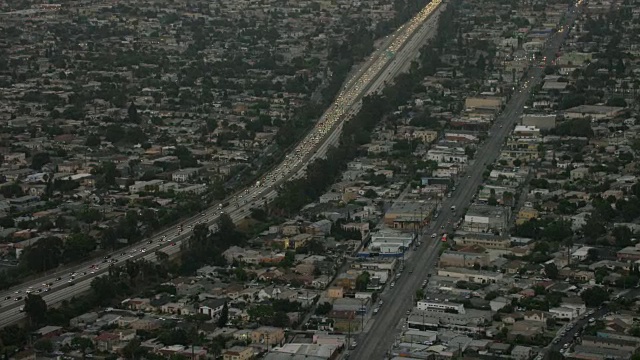 空中飞过洛杉矶的10条高速公路，加州早上视频素材