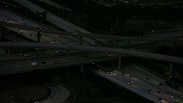 空中飞过洛杉矶的高速公路，加利福尼亚的夜晚视频素材