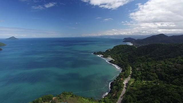 巴西圣保罗Sao Sebastiao海岸线鸟瞰图视频素材