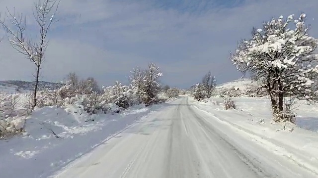 冬天，下雪了，在山路上开车。汽车个人透视的道路上有雪。视频素材