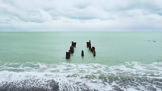 海浪和水中残留的旧码头视频素材