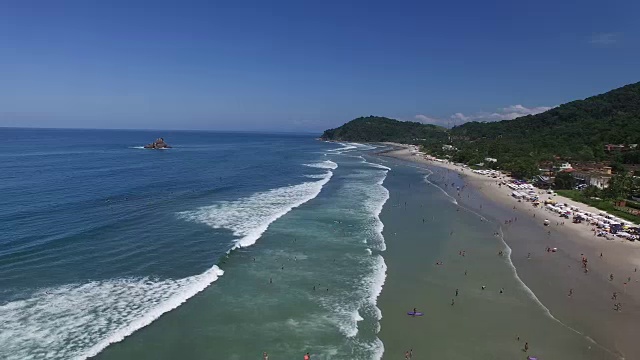 Juquehy海滩鸟瞰图，Sao Sebastiao，圣保罗，巴西视频素材