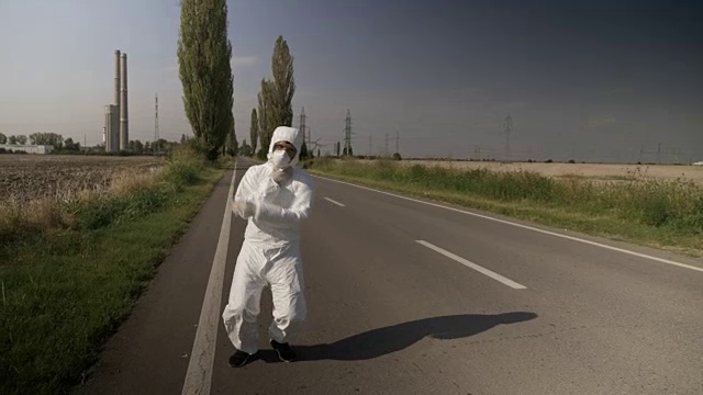 受污染的生态学家工作人员在危险防护服窒息和下降的道路上靠近炼油厂和死亡视频素材画面2