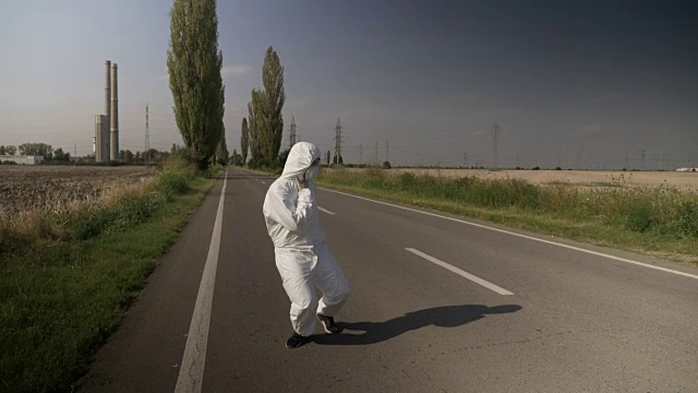 受污染的生态学家工作人员在危险防护服窒息和下降的道路上靠近炼油厂和死亡视频素材画面4