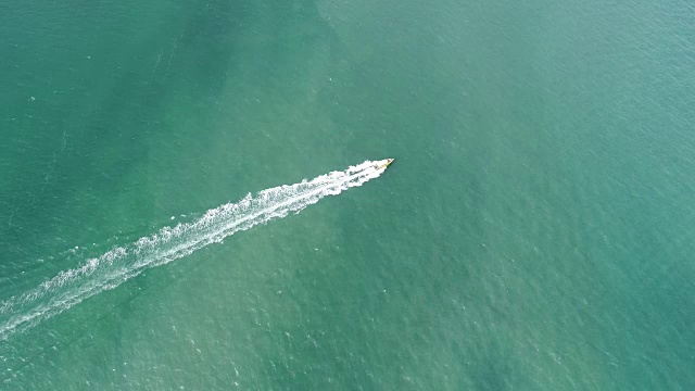 快艇在海洋中巡航的鸟瞰图。视频素材