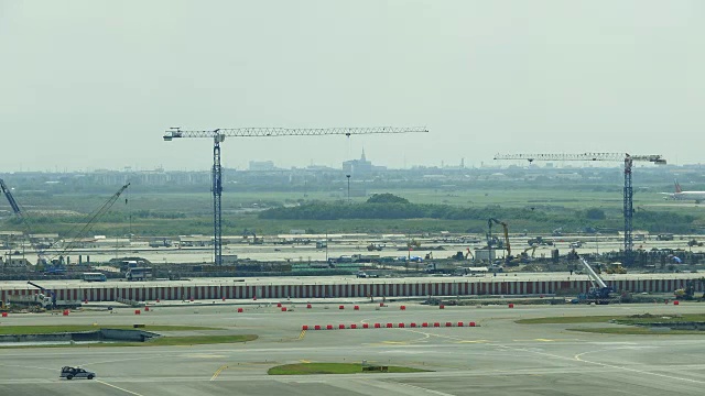 在机场使用起重机在大型建筑工地工作的时间间隔。视频素材