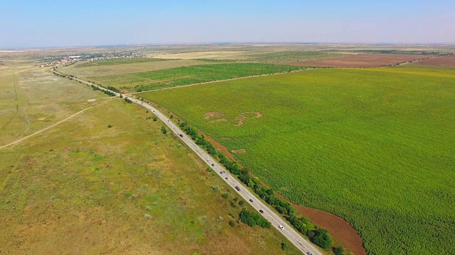 天线:高速公路穿过农田，有各种农业作物类型视频素材画面3