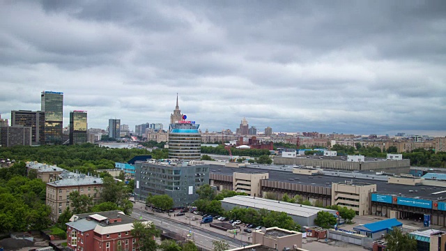 俄罗斯雨天暴风雨天空莫斯科城市景观屋顶全景4k时间推移视频素材