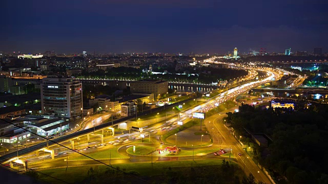 俄罗斯夜光莫斯科交通道路环屋顶全景4k时间推移视频素材