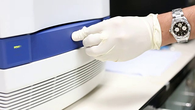 实验室研究中的实时PCR视频素材画面4