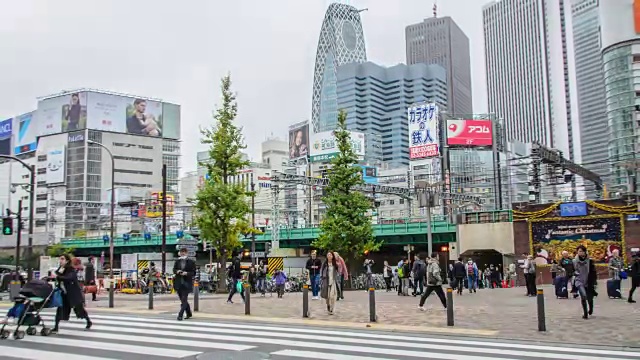 4K缩小延时:日本东京新宿区的交通状况视频素材