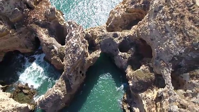 葡萄牙拉各斯Ponta da Piedade岩层鸟瞰图视频素材