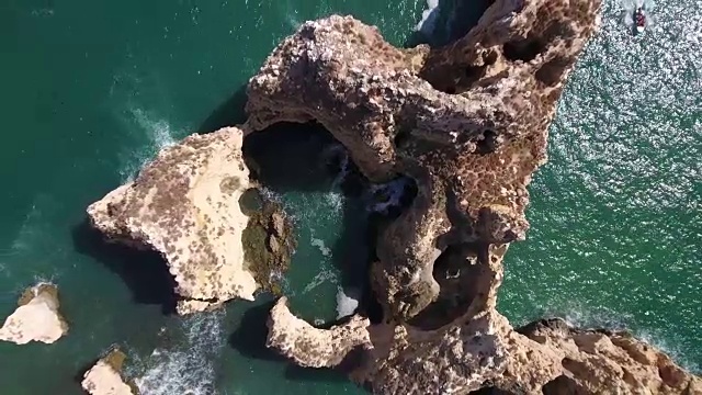 葡萄牙拉各斯Ponta da Piedade岩层鸟瞰图视频素材