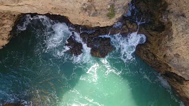 葡萄牙拉各斯Ponta da Piedade岩层鸟瞰图视频素材