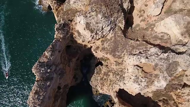 葡萄牙拉各斯Ponta da Piedade岩层鸟瞰图视频素材