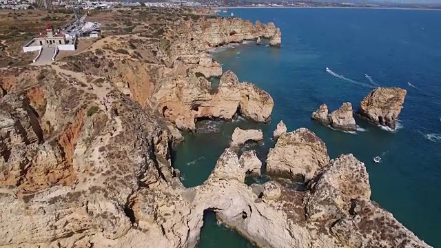 葡萄牙拉各斯Ponta da Piedade岩层鸟瞰图视频素材