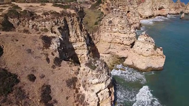 葡萄牙拉各斯Ponta da Piedade岩层鸟瞰图视频素材