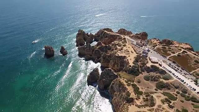 葡萄牙拉各斯Ponta da Piedade岩层鸟瞰图视频素材