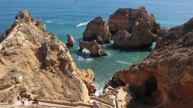 葡萄牙拉各斯Ponta da Piedade岩层鸟瞰图视频素材