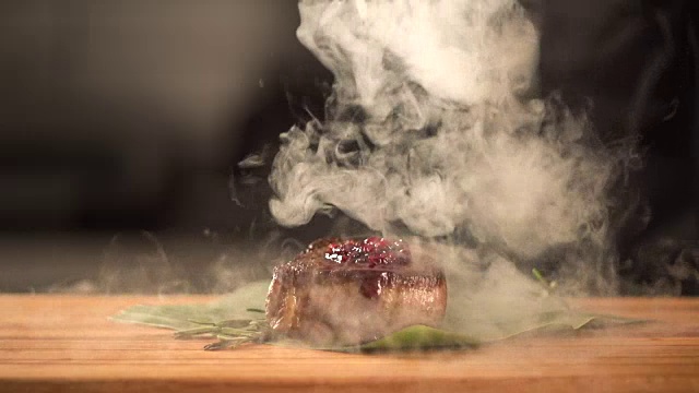 煮牛柳美味。煎牛排肉。厨师在厨房做饭视频素材画面1