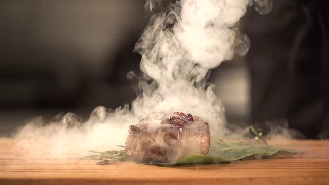 煮牛柳美味。煎牛排肉。厨师在厨房做饭视频素材画面2